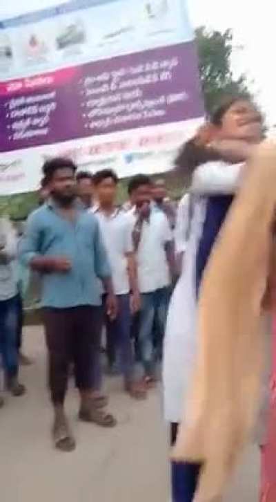Evaro iddaru degree college ammayilu oka abbayi kosam kottukunnaranta