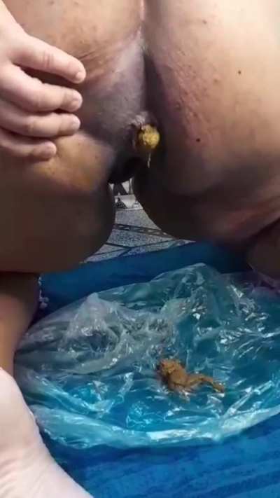 Eating (f)