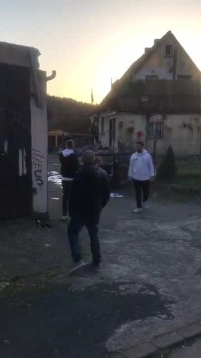 Haider schmeissen Karton voller Altpapier (fast) über den Zaun der Drachenschanze