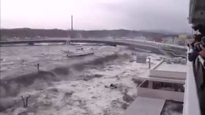 Dramatic video of 2011 Japan Tsunami
