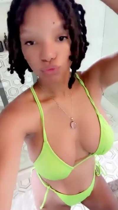 Halle Bailey 
