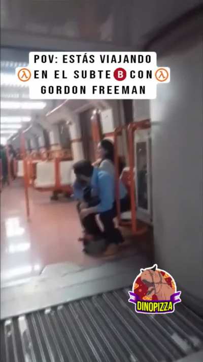 Gordon Freeman viajando en el subte B.