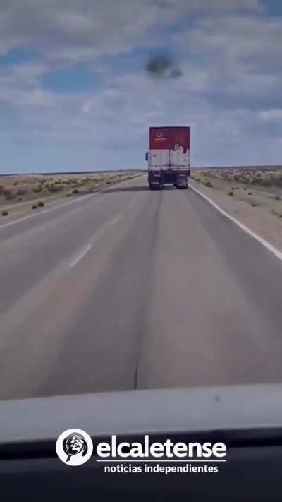 Deberíamos mostrarles a los políticos lo que causa una ruta en mal estado. Un huellon y viento en contra pueden tirar tranquilamente a un camión