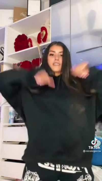 Nicol se agarra las tetas