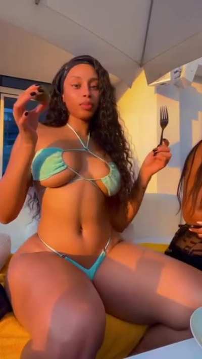 Nekisha Taneil (@nik<wbr>ki_c_<wbr>lavie<wbr>)