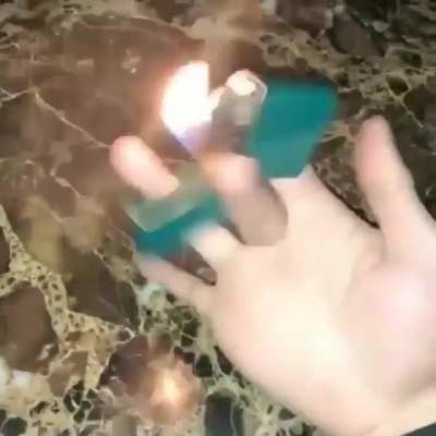 Look how fast this guy spin the Zippo