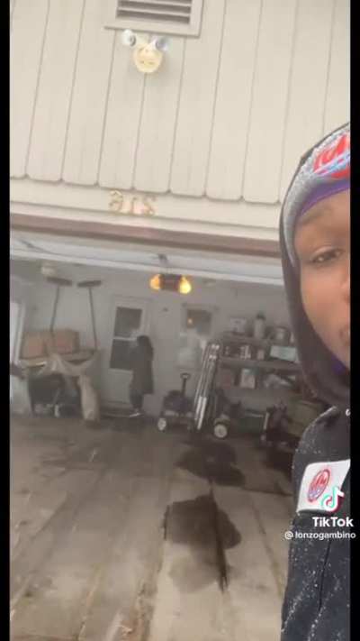 karen calls the cops on a dude just doing his job. and she proceeds to fake a frantic call to 911