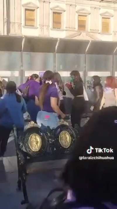 Lámpara machista opresora.