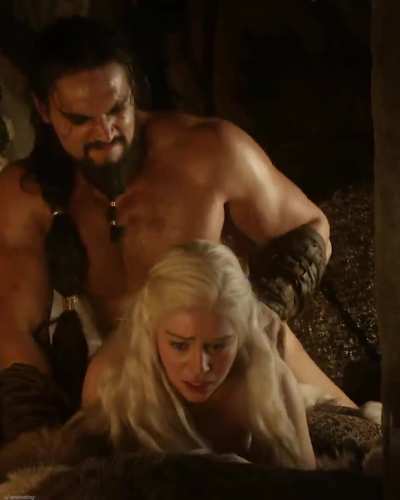 this scene of emilia clark never fails to make me hard