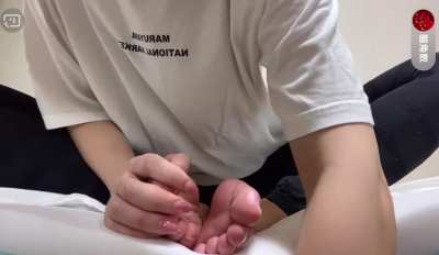 Beautiful feet from @ryuk<wbr>akusa<wbr>nnn‘s TikTok Live earlier.
