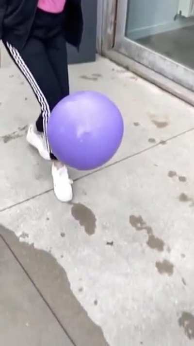 Water ballon in slo-mo