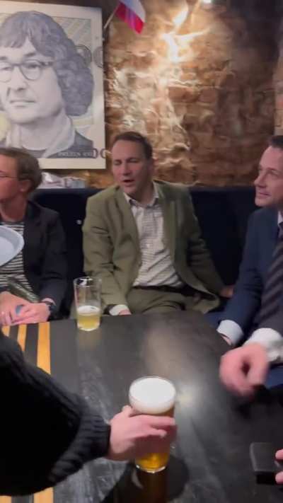 Sikorski, Trzaskowski i Mentzen na piwie