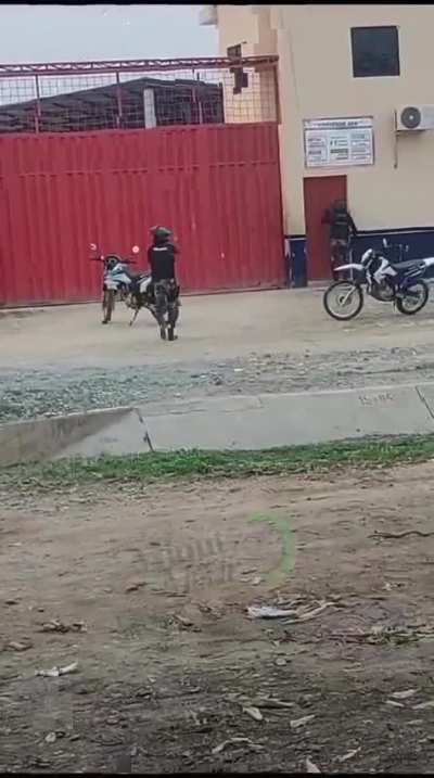Ecuadorian Army and Police confronting gunmen in the town of Huaquillas