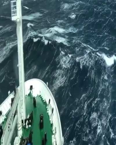 Massive and terrifying waves near Antarctica