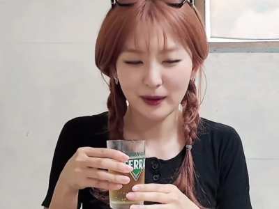 Seulgi drinking 
