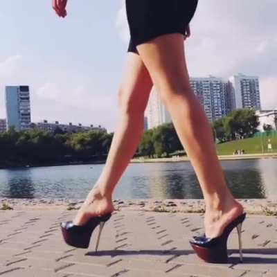 Eva's Wooden Mules Walk Cycle