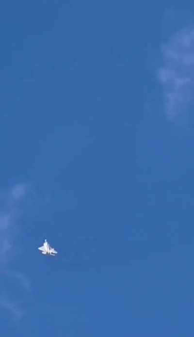🇺🇲 Lockheed Martin F-22 Raptor defying gravity and people FREAK OUT! [video]