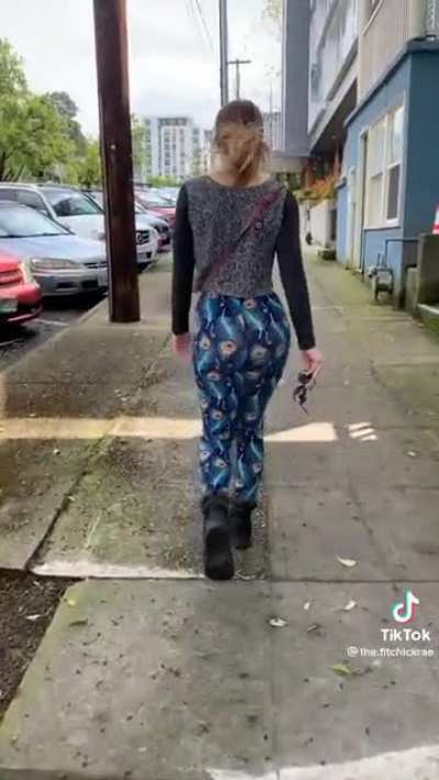 Would watch her walk all day 📸