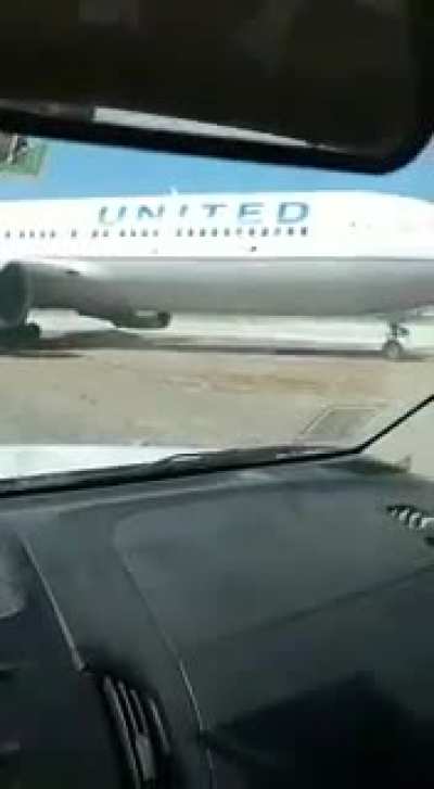 Ya saben cabros, dejen el avion con freno de mano antes de bajarse.