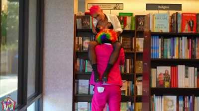 🤡🎪NEW🎪🤡Barn3s & N0bles sells more than books 🤫📚💦 full vid in comments ‼️