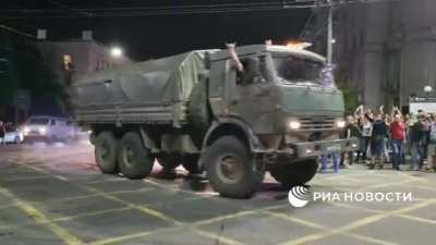 RU POV | Rostov | Crowds line the streets as they cheer on the departing Wagner troops