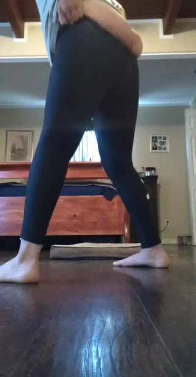 [18] you like how my fat ass fits in these tight leggings? 😜