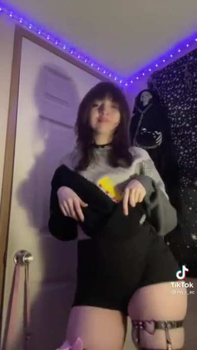 She has anime thighs