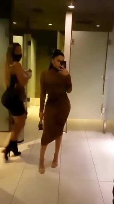 Sommer sure knows how to arch that ass😍😍