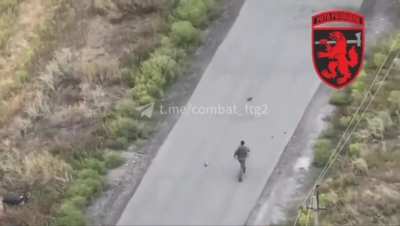 The full video with the FPVdrone perspective of the Russian catching and then dropping the drone, 68th Jaeger Brigade