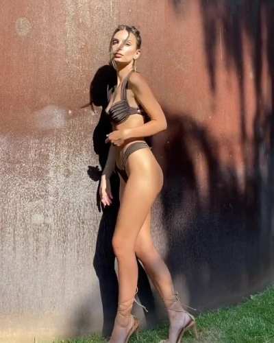 Emily Ratajkowski kendini sergiliyor