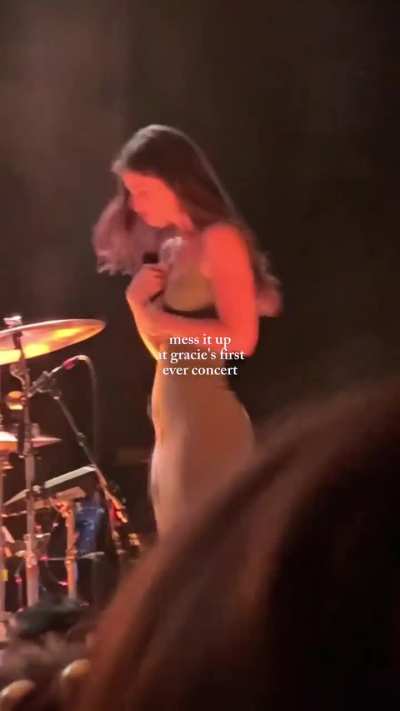 Gracie Abrams singing Mess It Up at her first ever concert 🥹