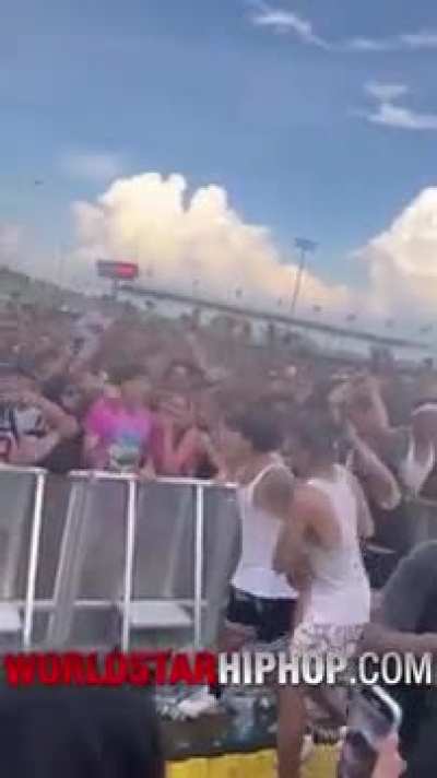 The other angle of that guy acting tough at the festival. The guy in the pink shirt didn't even have enough space to move, yet still knocked him out twice!