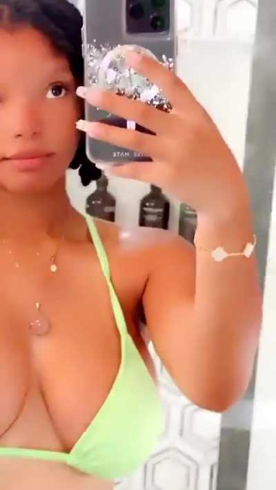 Halle bailey😍