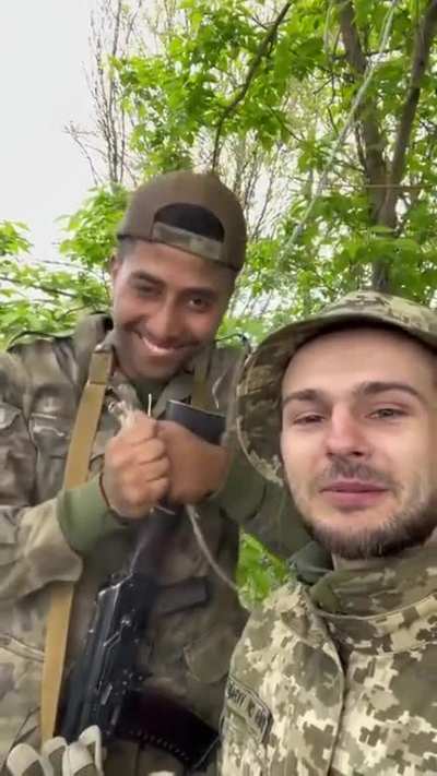 Volunteer soldiers from Spain, Brazil, Finland and New Zealand are helping the Ukrainian Army to push the Russian forces back. 🇺🇦🇪🇸🇧🇷🇫🇮🇳🇿