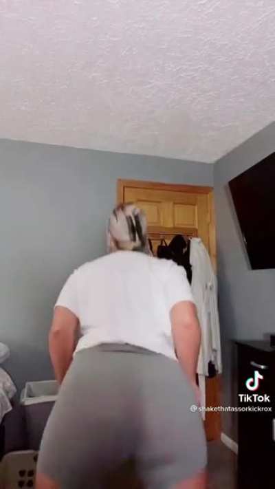 She is a thick hoe