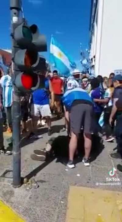 Bueno si lo que pagara de impuestos sirve para la ciuda...