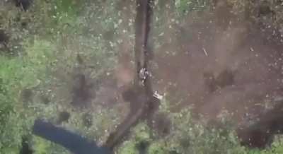 Unarmed Russian soldier defends himself with bare hands