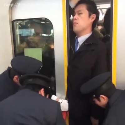 Japonya'da Tokyo metrosunda sıradan bir sabah. Tıkıştırdığı şey insan mı yoksa bir eşya mı bilemiyorum.