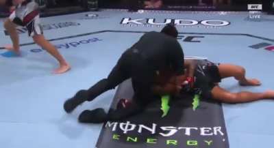 JUSTIN GAETHJE SLEEPS POIRIER WITH A HEAD KICK OH MY GOD