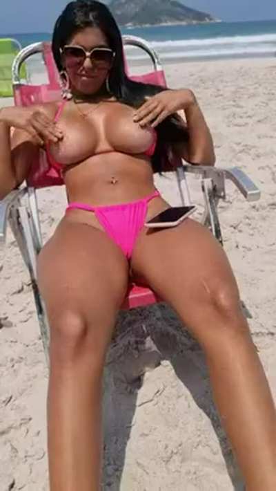 Showing my pussy and my boobs at the beach [F]!!