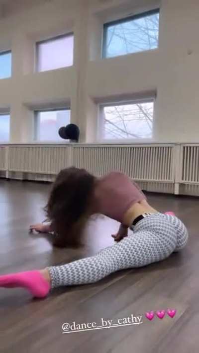 Her stretching to the max 🔥🔥