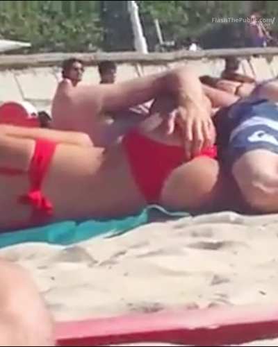 Caught having sex on a crowded beach [01:35] [caught, spectator, voyeur, bikini, crowd, beach, ass, people, hidden sex]