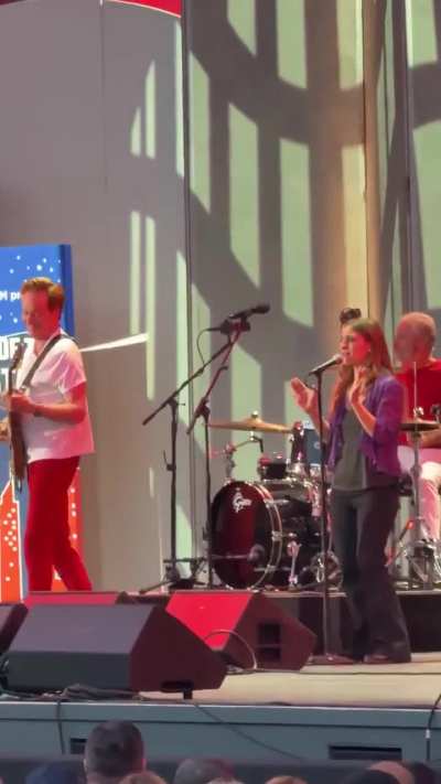 Jimmy Kimmel Forms Cover Band With Conan O’Brien, Jon Stewart at Netflix Is a Joke Fest: The late-night hosts were joined by Love on the Spectrum star Abbey Romeo for a performance of The White Stripes’ “Seven Nation Army”