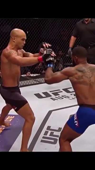 Tyron Woodley KO's Robbie Lawler to become UFC Welterweight Champion