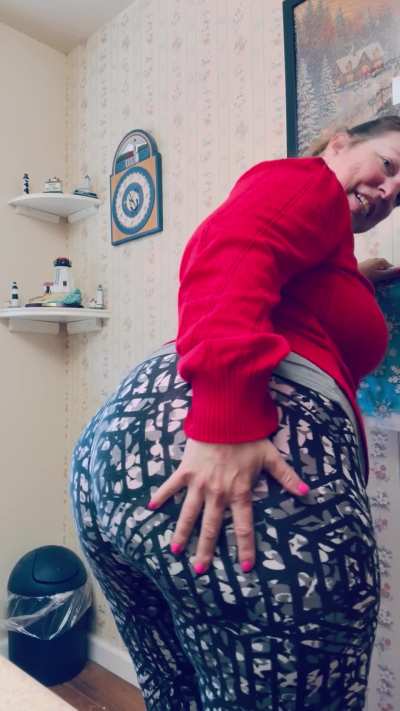 I’m imagining a college boy behind me on his knees sniffing up all Mommy’s farts. 💨 Wish it was you??