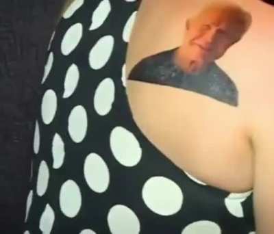 (Wtf?? Oque esta acontecendo com esta mulher.) Por cornografista.