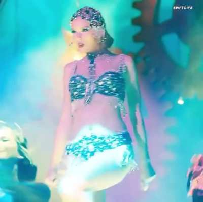 TaylorSwiftBreasts