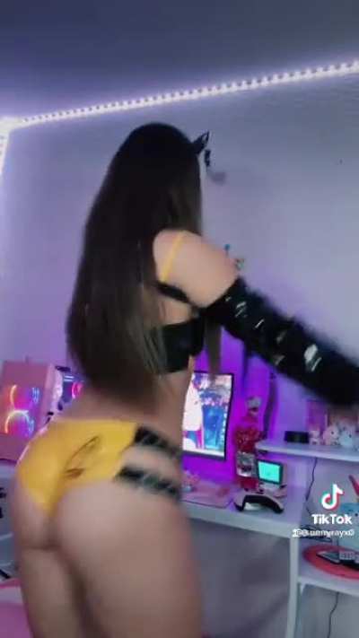 idk wtf she’s doing but i like her doing it