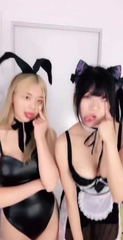Two Beautiful Girls Dancing Named AriaSaki & iGUMDROP/Jaime