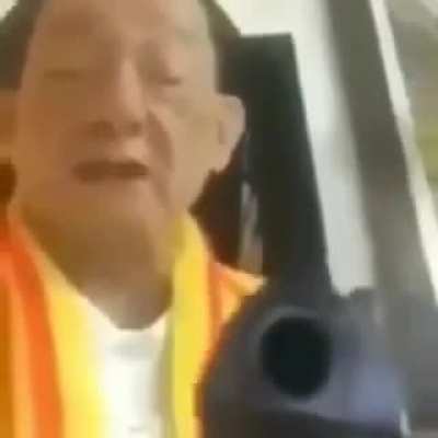 Chino con pistola